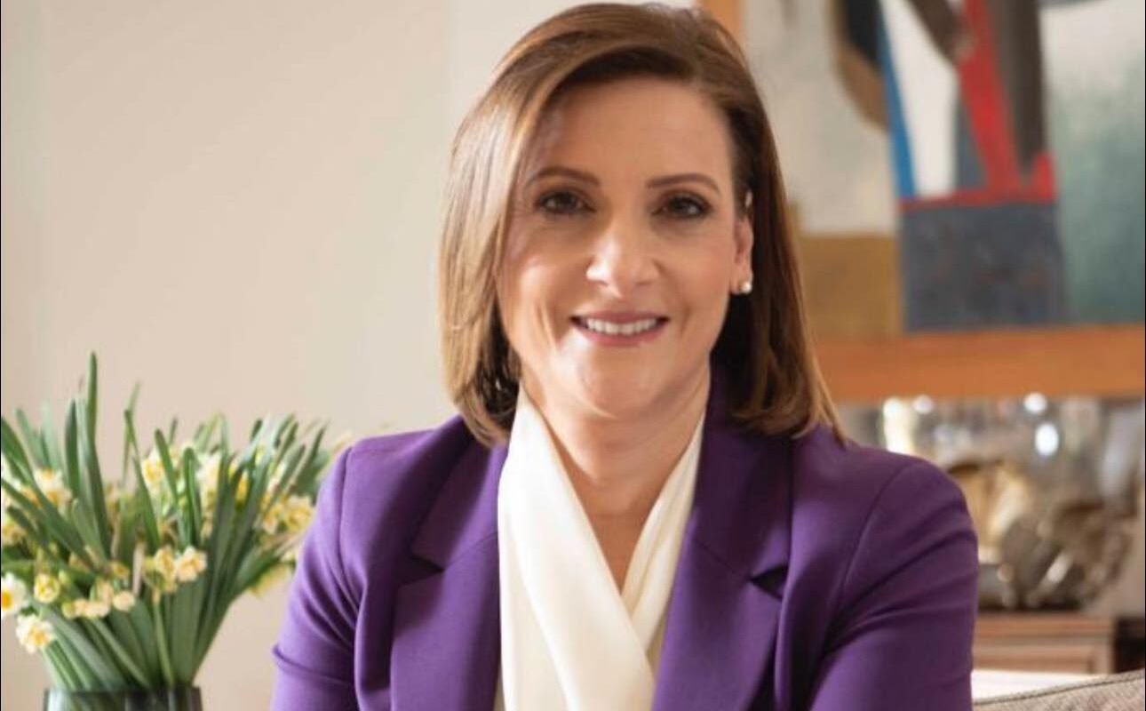 Prima doamnă a Ciprului își dă politețea în fața acuzațiilor de corupție: Philippa Karsera demisionează din conducerea unui fond caritabil Luna aceasta marchează un nou capitol în scena politică a Ciprului, după ce Philippa Karsera, soția președintelui Nikos Anastasiades, a anunțat oficial intenția de a părăsi poziția sa de lider în cadrul unui fond caritabil de prestigiu, în contextul acuzațiilor de corupție care apasă asupra unor oficiali și organizații din țară