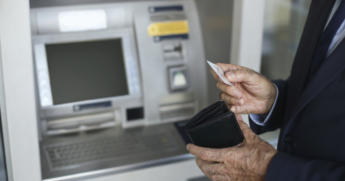 Poliţia caută o persoană care a scos 15.000 de lei dintr-un bancomat şi i-a uitat pe aparat. Apelul făcut de autorități