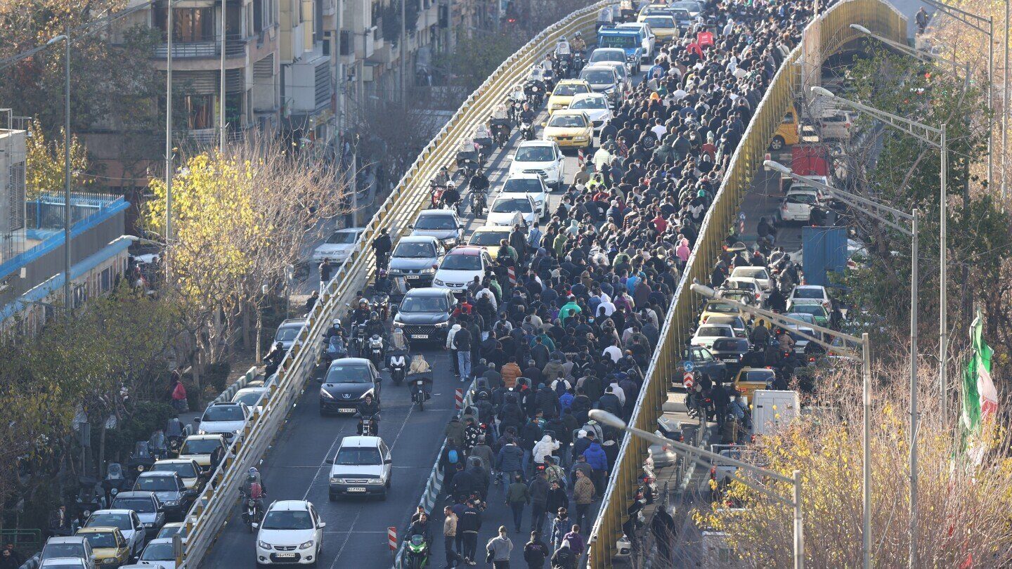 Proteste de amploare în Iran, în urma crizei economice Demonstrațiile din Iran s-au extins joia trecută în provinciile rurale, provocând moartea a cel puțin șapte persoane, inclusiv membri ai forțelor de securitate