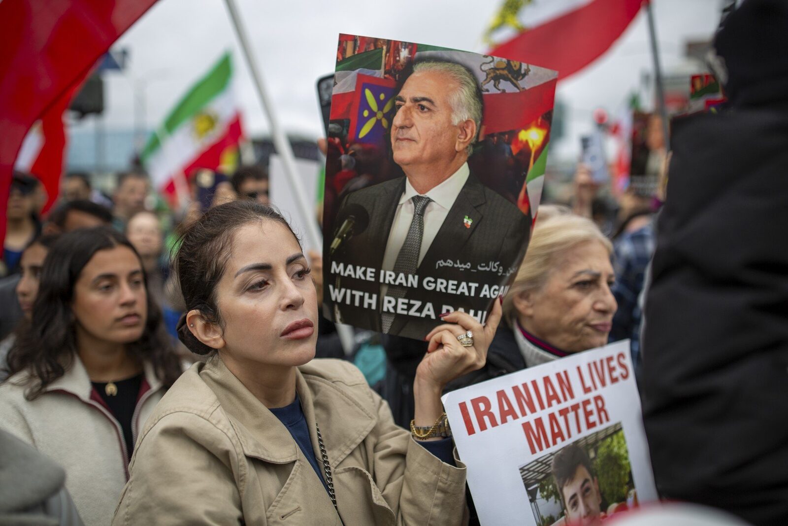 Zelenski și prințul moștenitor al Iranului, Reza Pahlavi, s-au întâlnit la Paris Președintele ucrainean Volodimir Zelenski s-a întâlnit vineri la Paris cu Reza Pahlavi, fiul ultimului șah al Iranului, o figură proeminentă a opoziției iraniene în exil