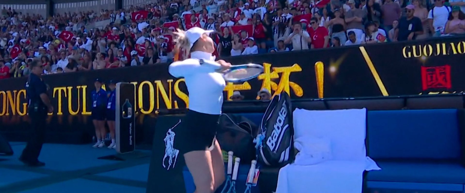 Scene incredibile la Australian Open! Huiduită copios pentru gesturi provocatoare, Putintseva le-a râs în față fanilor