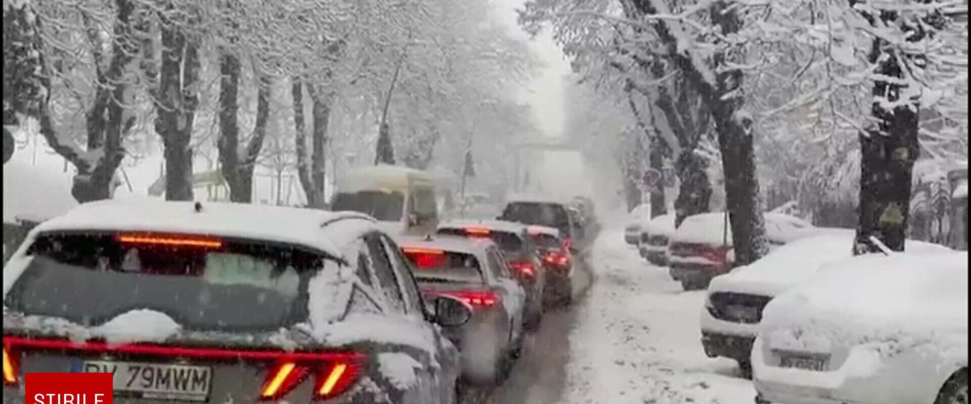 Jumătate de țară, acoperită de zăpadă. Șoferii au stat blocați ore în șir pe drumuri și mii de oameni au rămas fără curent