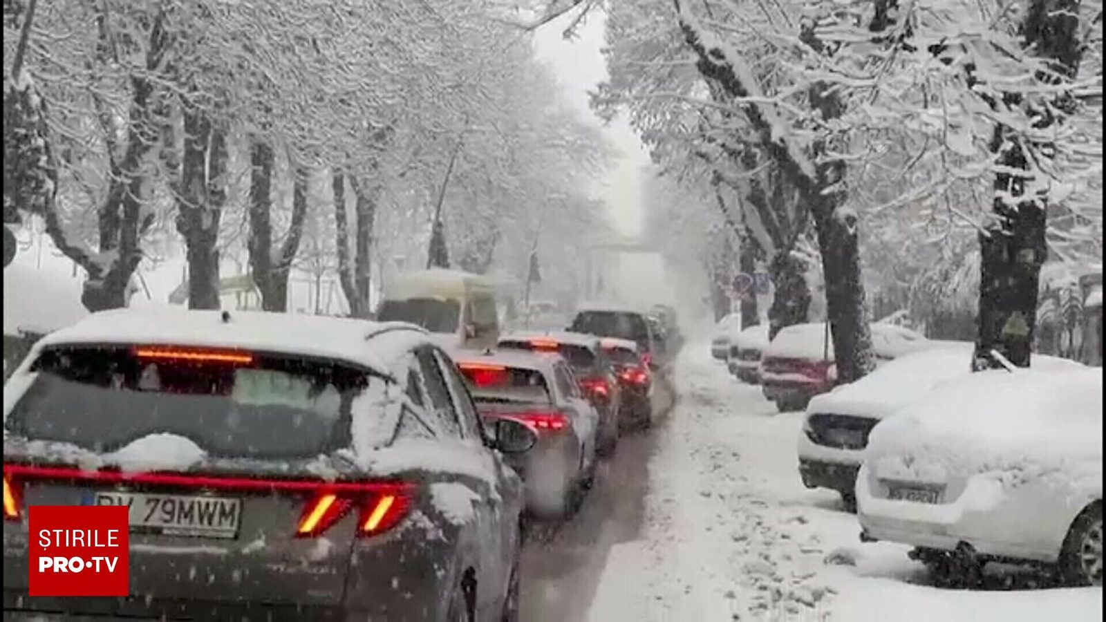 Jumătate de țară sub zăpadă: Trafic blocat și probleme la energie electrică O ninsoare abundentă a acoperit, în ultimele zile, jumătate din România, provocând blocaje semnificative pe drumurile naționale și regionale