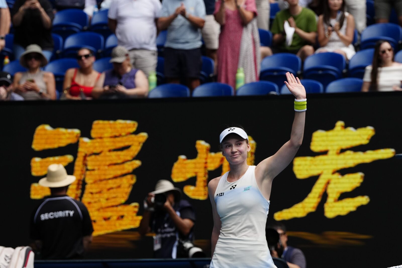 Elena Rybakina, victorie surpriză în fața favoritei Iga Swiatek la Australian Open Elena Rybakina, jucătoarea de tenis originară din Kazahstan, a reușit o performanță impresionantă în sferturile de finală ale Australian Open, învingând-o pe a doua favorită a turneului, Iga Swiatek, cu un categoric 7-5, 6-1