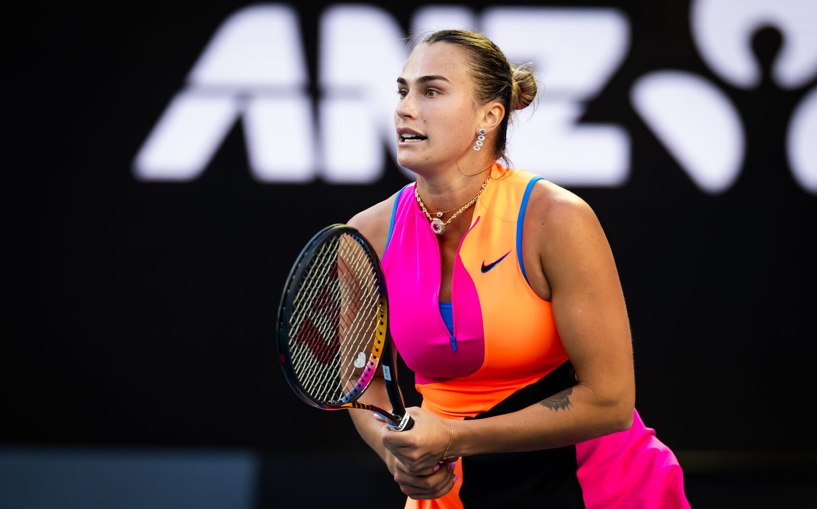 Sabalenka își continuă drumul la Australian Open cu o victorie convingătoare MELBOURNE, Australia – Aryna Sabalenka, numărul unu mondial, a debutat cu dreptul în noua ediție a Australian Open, învingând-o pe Tiantsoa Rakotomanga Rajaonah cu scorul de 6-4, 6-1, într-un meci disputat pe Rod Laver Arena