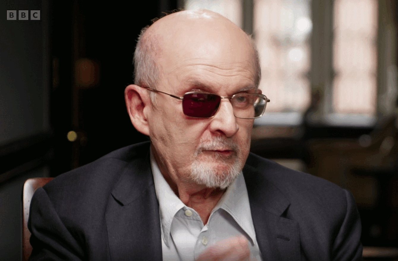 Salman Rushdie avertizează: „Toată lumea este în pericol” în Statele Unite după moartea a doi americani în Minneapolis Sătul de violență și tensiuni, celebrul scriitor britanico-american Salman Rushdie a lansat un avertisment dur pentru Statele Unite, afirmând că „toată lumea este în pericol” după o serie de incidente tragice în care au fost implicați agenți federali