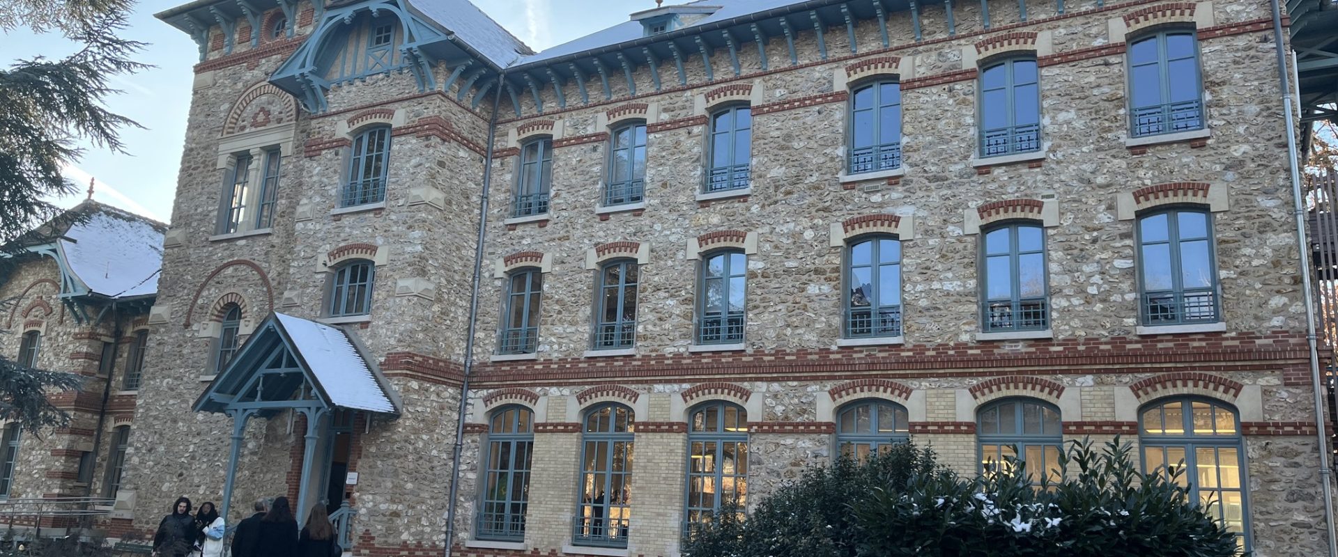 Profesor universitar, implicat activ în formarea viitorilor agenți secreți ai Franței, recunoaște că nu cunoaște întotdeauna numele reale ale studenților săi