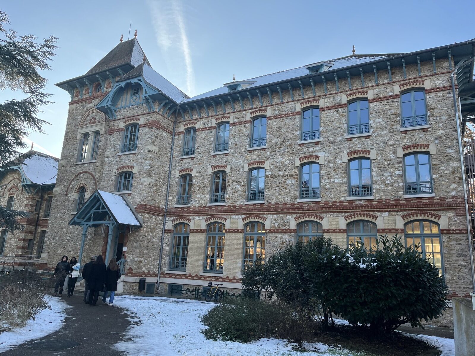 Profesor universitar, implicat activ în formarea viitorilor agenți secreți ai Franței, recunoaște că nu cunoaște întotdeauna numele reale ale studenților săi