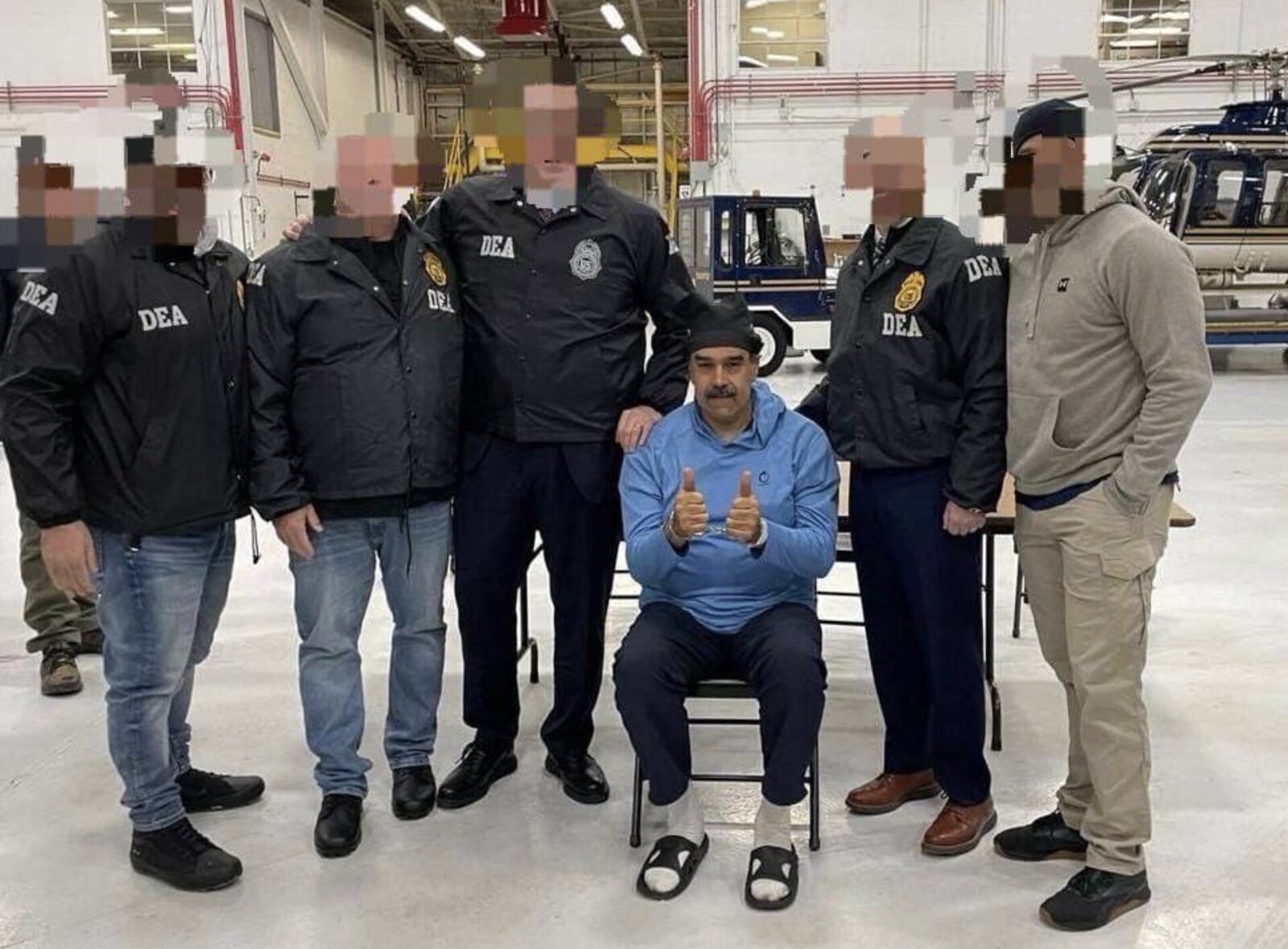 Nicolás Maduro, escortat către închisoare în New York: un spectacol neobișnuit de înfruntare diplomatică Sâmbătă seara, în cadrul unuia dintre cele mai incidente și neașteptate momente din relațiile diplomatice recente, fostul președinte venezuelan Nicolás Maduro a fost văzut escortat de forțele de ordine americane către o închisoare de maximă siguranță din New York