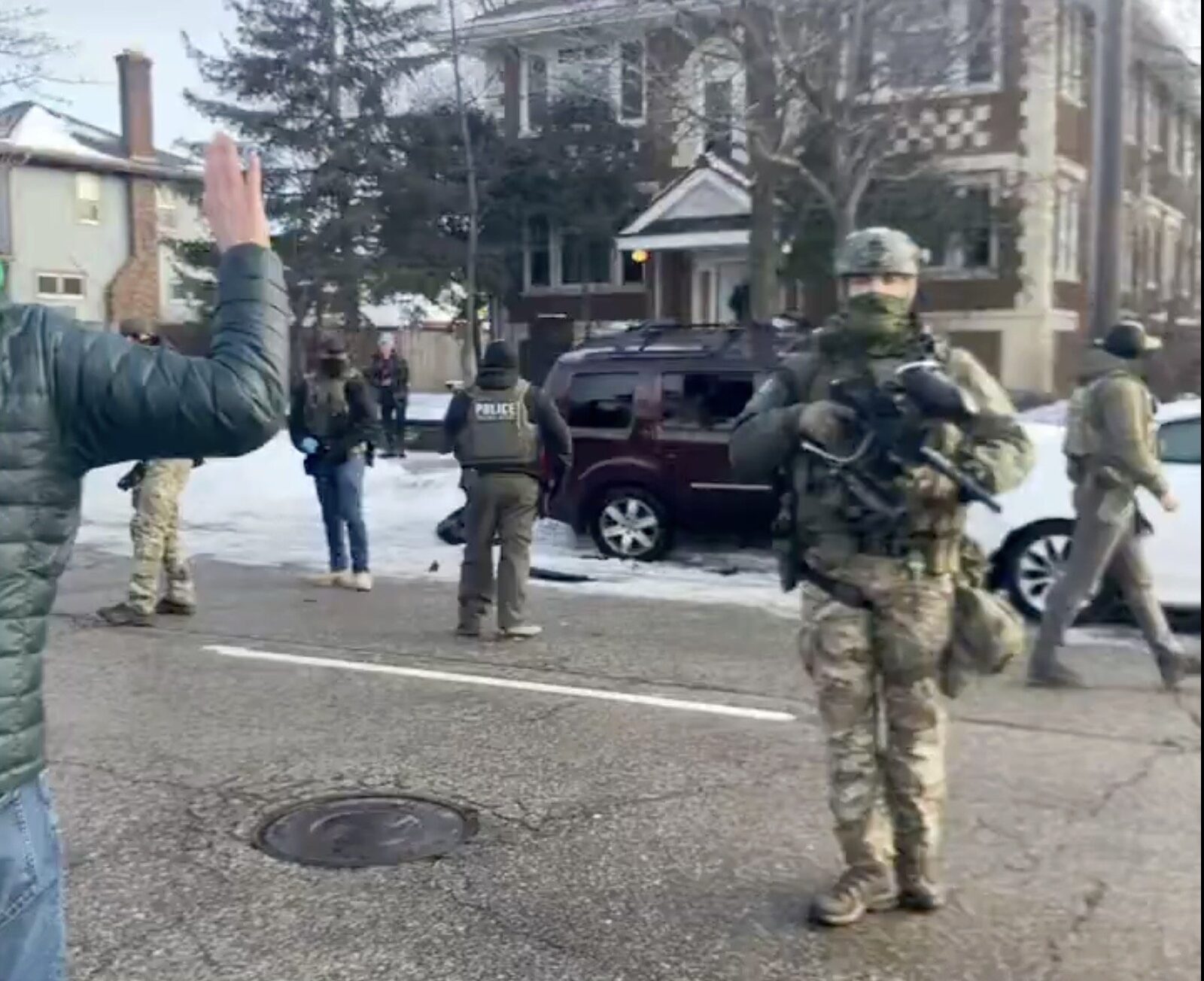 Donald Trump ameninţă cu intervenţia militară în Minneapolis în contextul protestelor anti-immigrare Președintele Statelor Unite, Donald Trump, a lansat joi o amenințare surprinzătoare, declarând că ar putea apela la Legea insurecției (Insurrection Act) pentru a trimite forțe armate în Minnesota, dacă autoritățile locale nu reușesc să gestioneze violențele și atacurile împotriva poliției