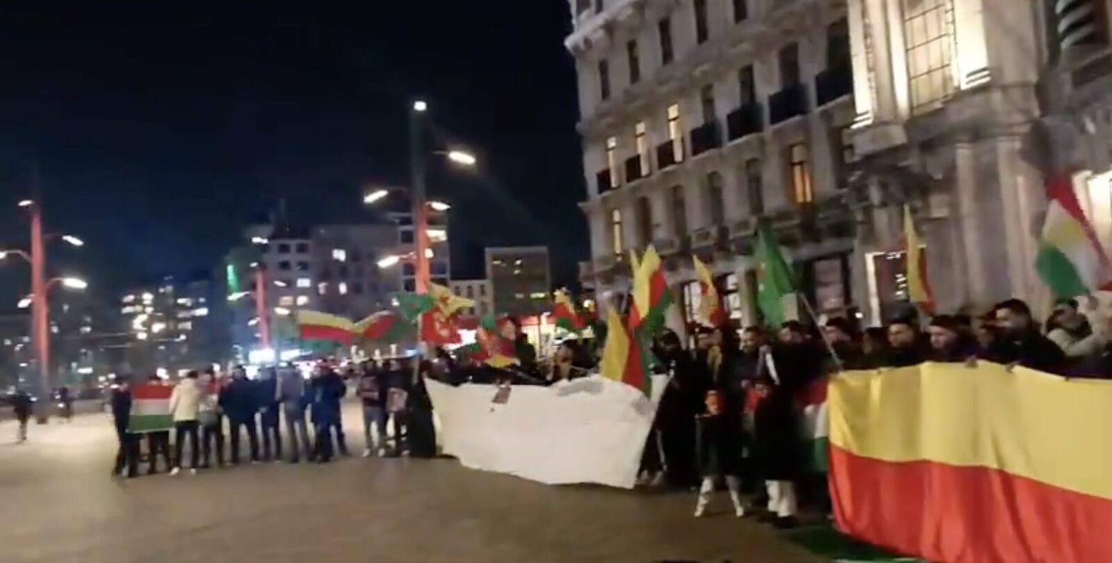Tensiuni violente în centrul orașului Antwerp: șase oameni răniți în urma unui atac cu arme albe în timpul unei demonstrații kurde Un incident grav a avut loc joi seara în apropierea pieței Opéra din Antwerp, unde o manifestație kurdă s-a transformat în chaos, lăsând șase persoane rănite, unele grav, în urma unui atac cu arme albe