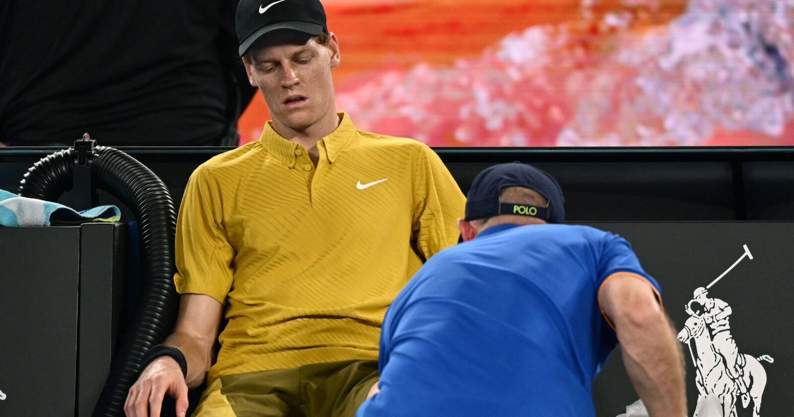 Jannik Sinner, întrecut de căldură în turul 3 al Australian Open Jannik Sinner, numărul doi mondial, a avut parte de momente dramatice în turul 3 al Australian Open, reușind cu greu să treacă de americanul Eliot Spizzirri