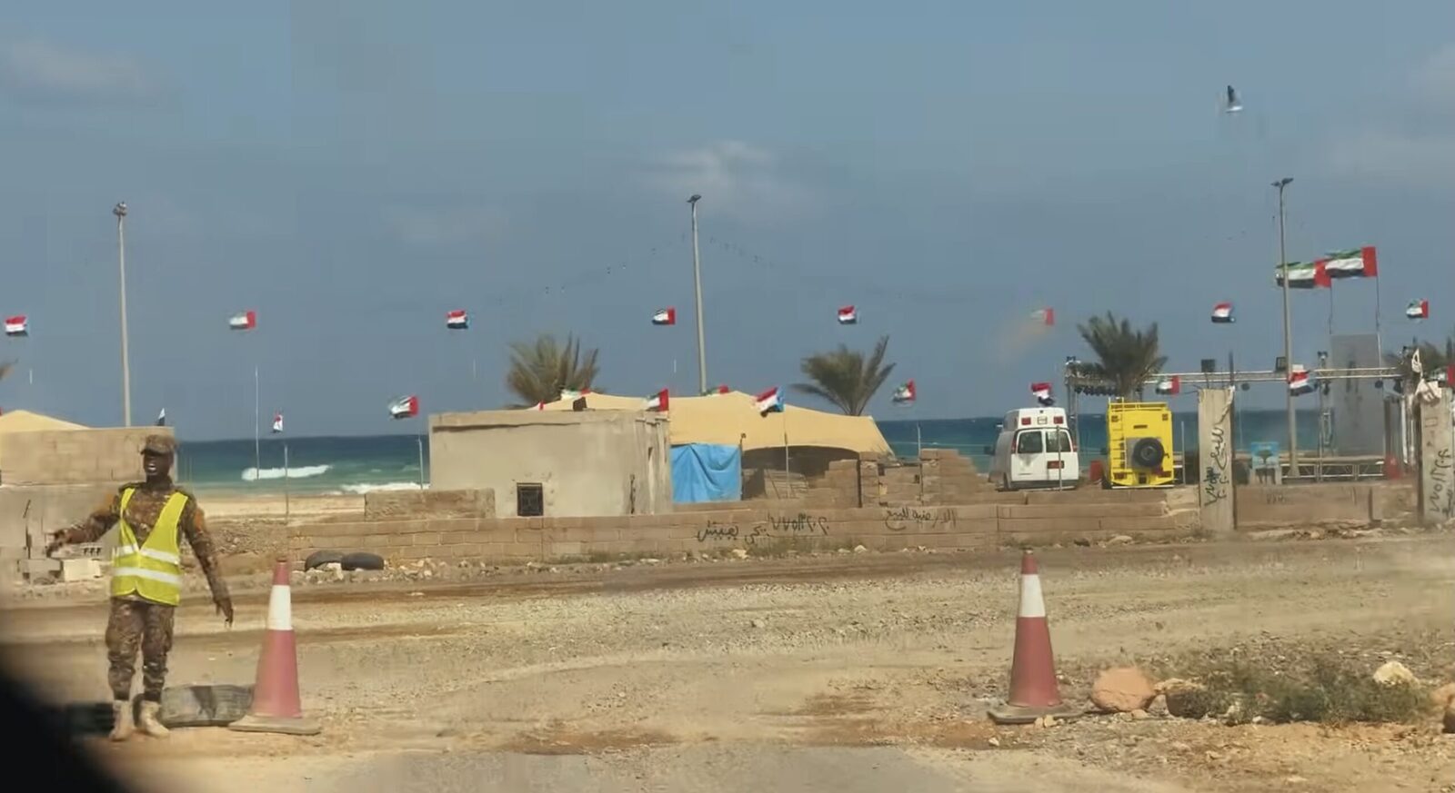 Sute de turiști blokati pe insula Socotra, în cadranul preferat al naturii din Yemen, în timp ce situația politică din zona sudică a țării continuă să evolueze, reflectând o imagine tensionată și instabilă la nivel regional