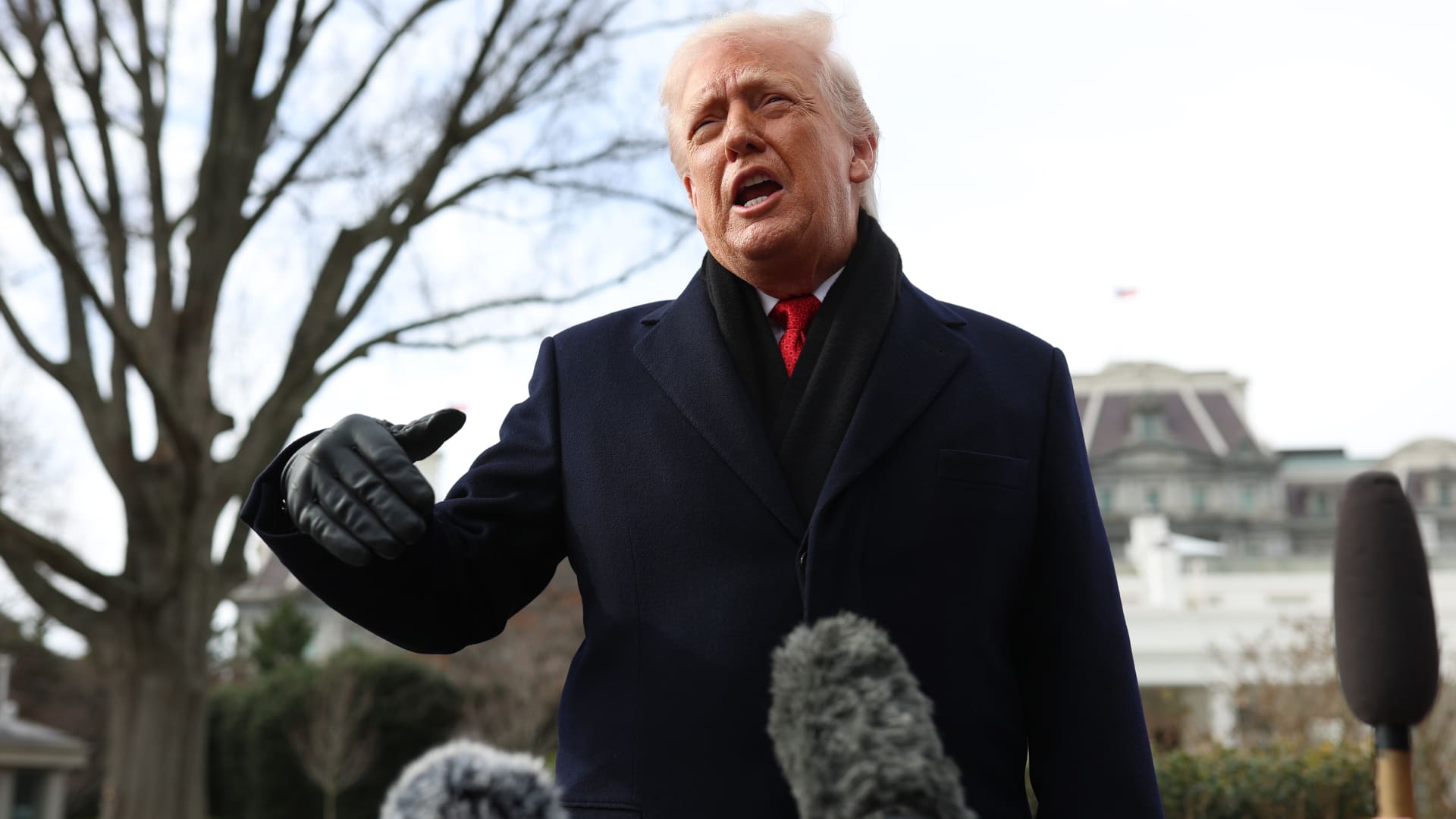 Trump amenință cu tarife, în contextul dorinței de a prelua Groenlanda Președintele american Donald Trump a declarat vineri că ar putea aplica tarife comerciale asupra țărilor care nu susțin ambițiile Statelor Unite de a prelua Groenlanda
