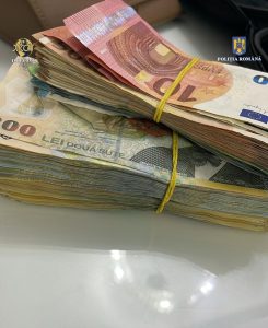 Mamă și fiu din Arad, reținuți pentru trafic de droguri