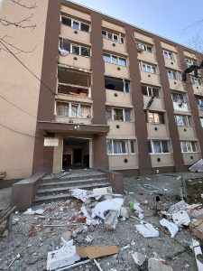 Explozie în Buzău: un imobil afectat de acumulări de gaze, 25 de oameni evacuați și un bărbat rănit grav Duminică dimineața, orașul Buzău a fost martorul unei explozii devastatoare într-un bloc de apartamente situat în centrul orașului