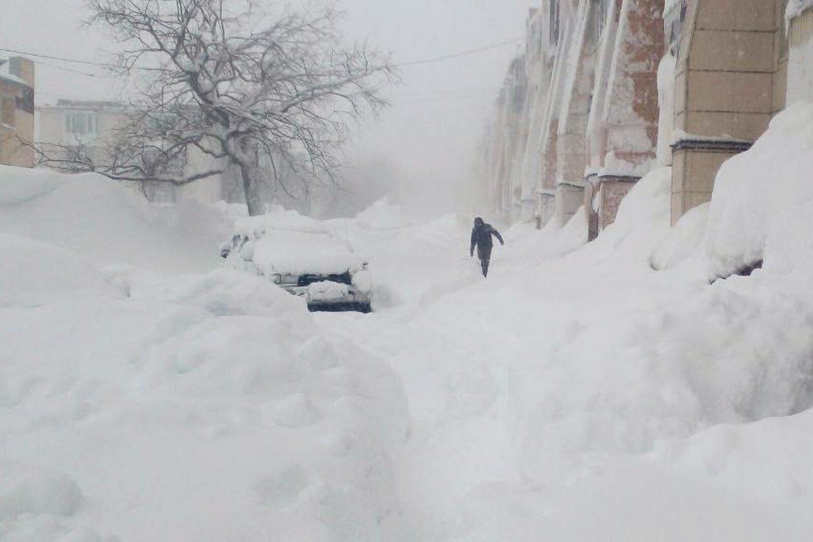 Un ciclon devastator acoperă Kamceatka în nămeți uriași Un ciclon puternic a adus haos în peninsula rusă Kamceatka, acoperind regiunea cu zăpadă de până la patru metri
