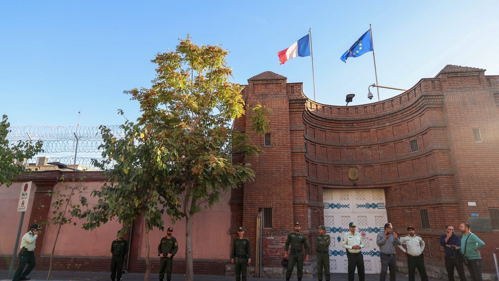 Personalul diplomat al Ambasadei Franței la Teheran părăsește terenul Iranului din cauza tulburărilor sociale și politice din țară În urma escaladării tensiunilor la nivel național și internațional, personalul diplomatic neesențial al Ambasadei Franței din Teheran a fost nevoit să părăsească Iranul, anunță sursele diplomatice