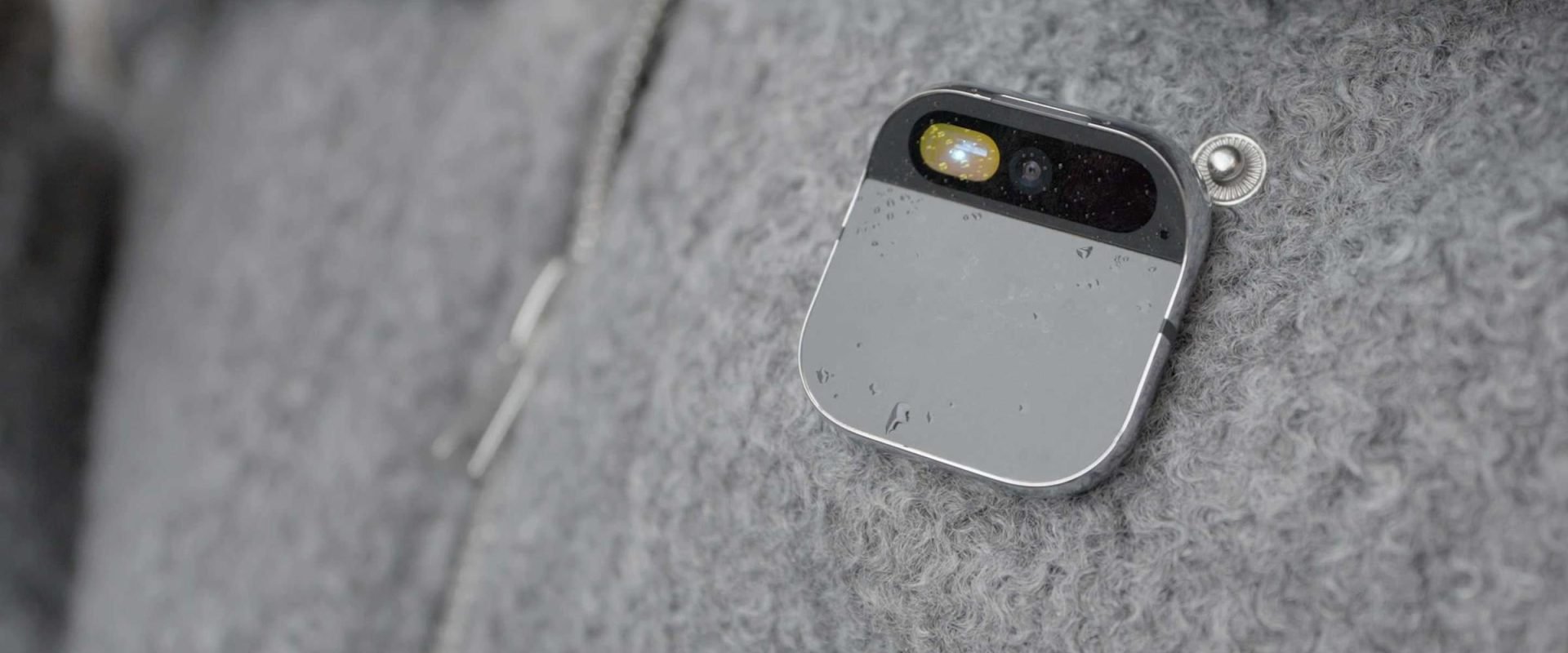 Apple continuă să-și extindă viziunea despre interacțiunea dintre oameni și tehnologie, dar ultimele zvonuri despre un dispozitiv numit intern „AI pin” indică o direcție nouă, în care compania pare să fie gata să exploreze chiar și teritorii experimentale, unde alții au eșuat până acum