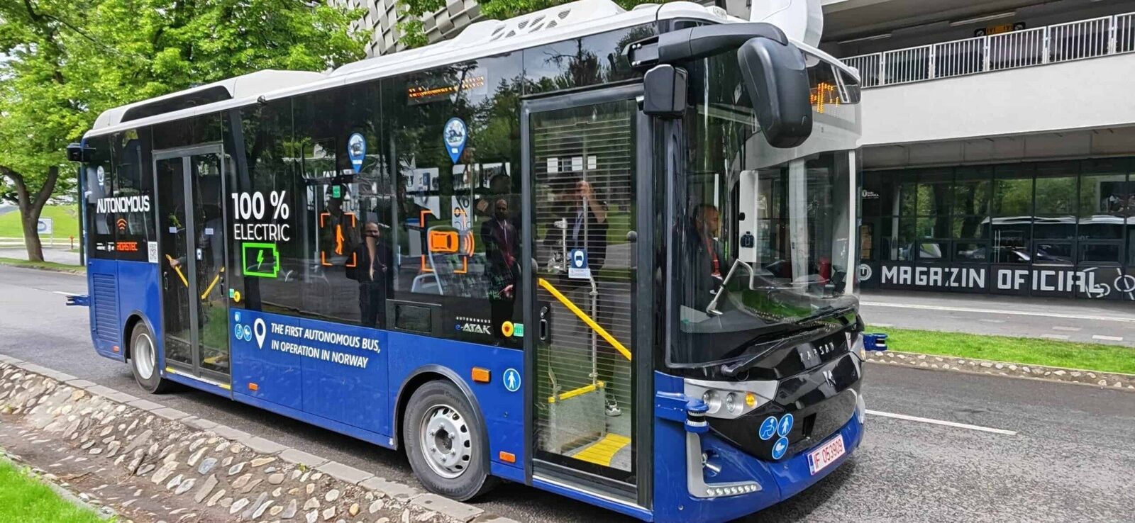 Primăria Arad ia o decizie neconvențională menită să zguduie peisajul transportului public din oraș: gratuitatea completă pentru utilizatorii rețelelor de tramvai și autobuz, măsură ce poate avea repercusiuni semnificative asupra bugetului local și asupra modului în care arădenii percep serviciile de mobilitate urbană