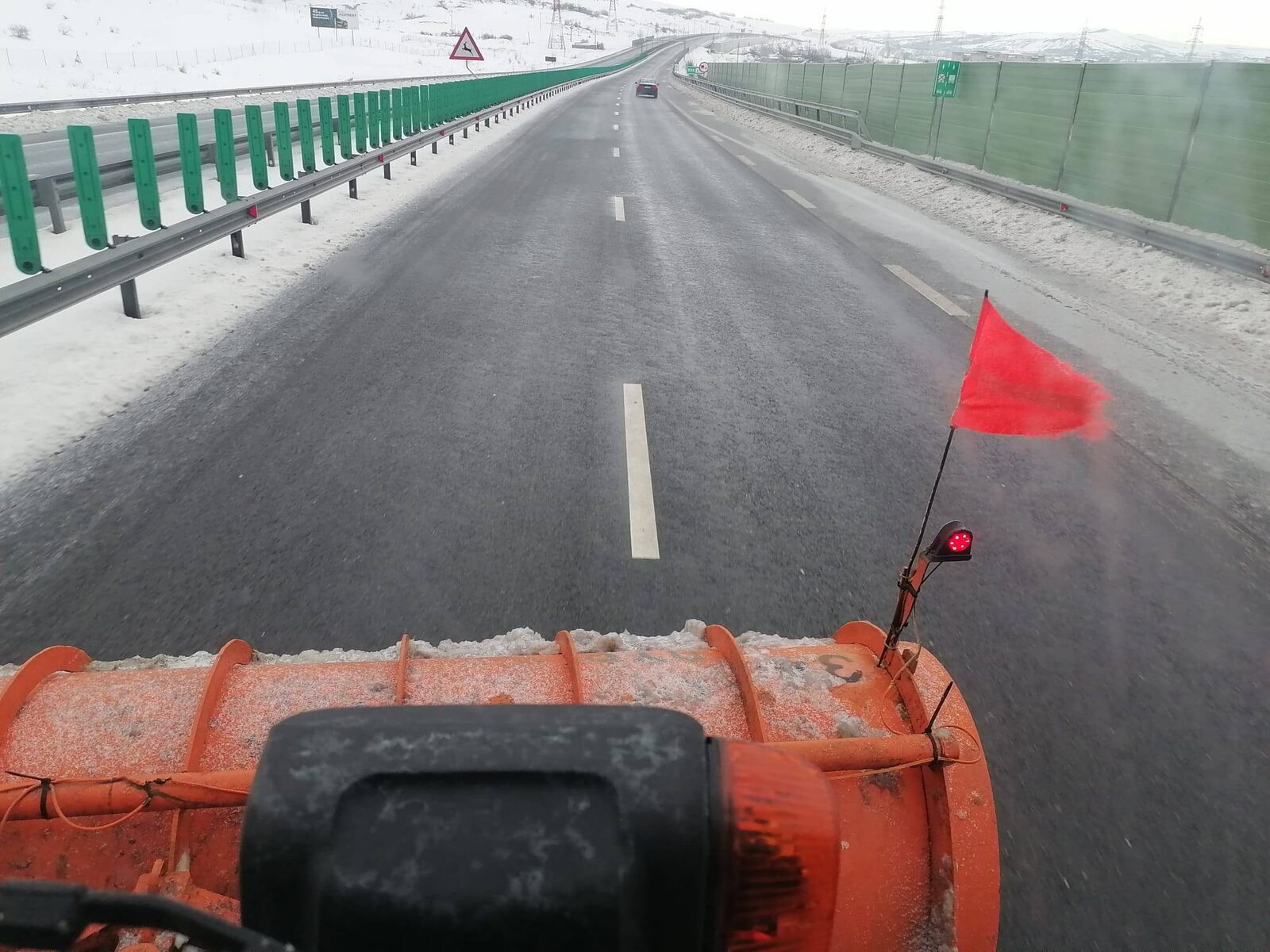 Circulația pe autostrăzile A1 și A7, principalele rigole de conectare între vestul și sud-estul țării, a fost închisă în această dimineață din cauza ninsorilor abundente și a viscolului care au lovit zona între noaptea trecută și începutul zilei de miercuri