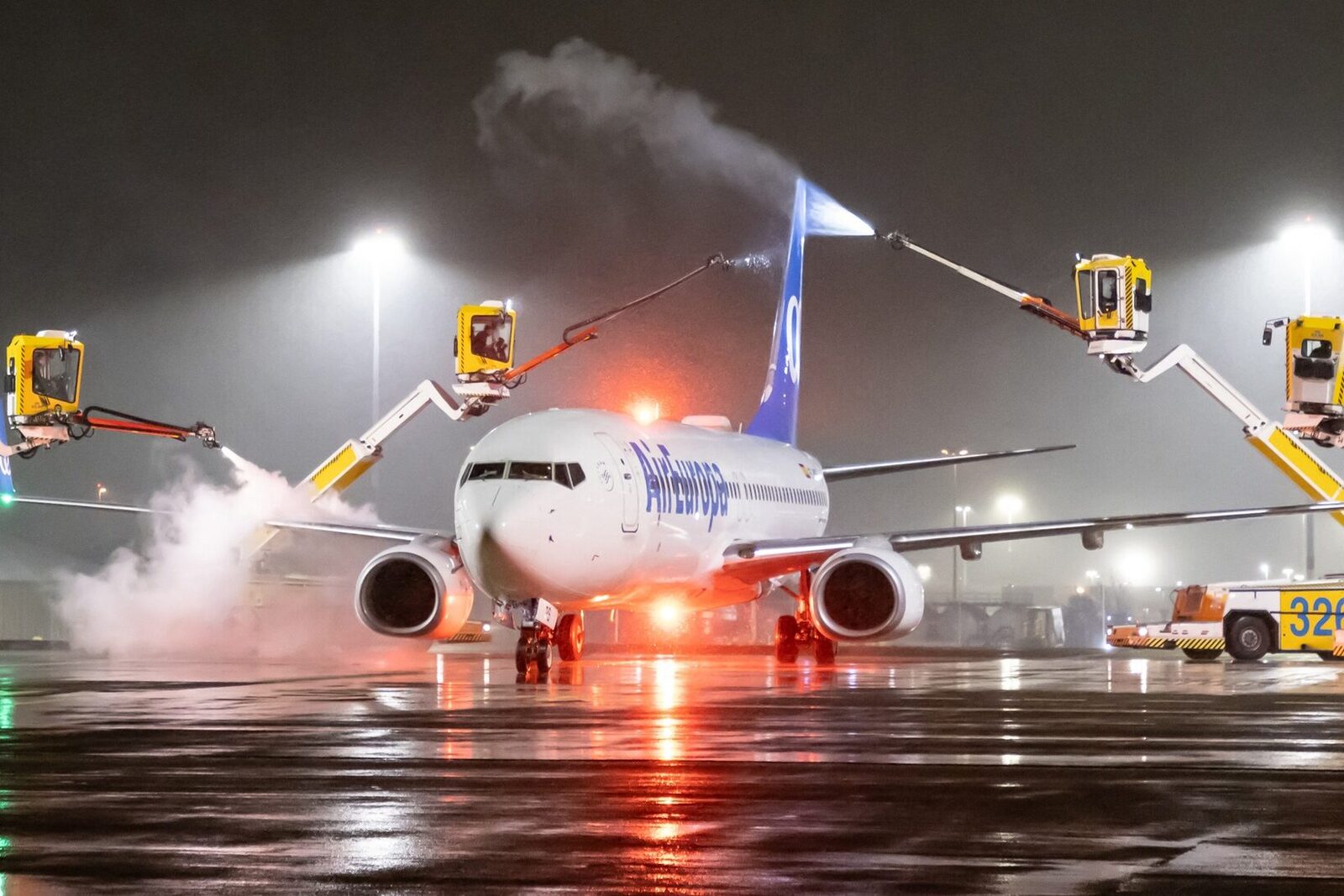 Aeroportul Schiphol din Amsterdam, unul dintre cele mai aglomerate hub-uri din Europa, a fost perturbat serios de condițiile meteo extreme din ultimele zile, fiind nevoit să anuleze peste 450 de zboruri luni dimineață