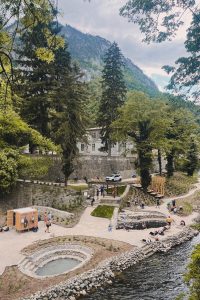 Complexul Băile Herculane, între districție și pentruțile de salvare juridică: apel al Academiei Române către Înalta Curte de Casație și Justiție Într-un demers fără precedent, Academia Română a solicitat intervenția celei mai înalte instanțe judecătorești din țară pentru soluționarea blocajului juridic care afectează cercetările și conservarea sitului istoric Băile Herculane, un simbol al patrimoniului cultural și balnear din România