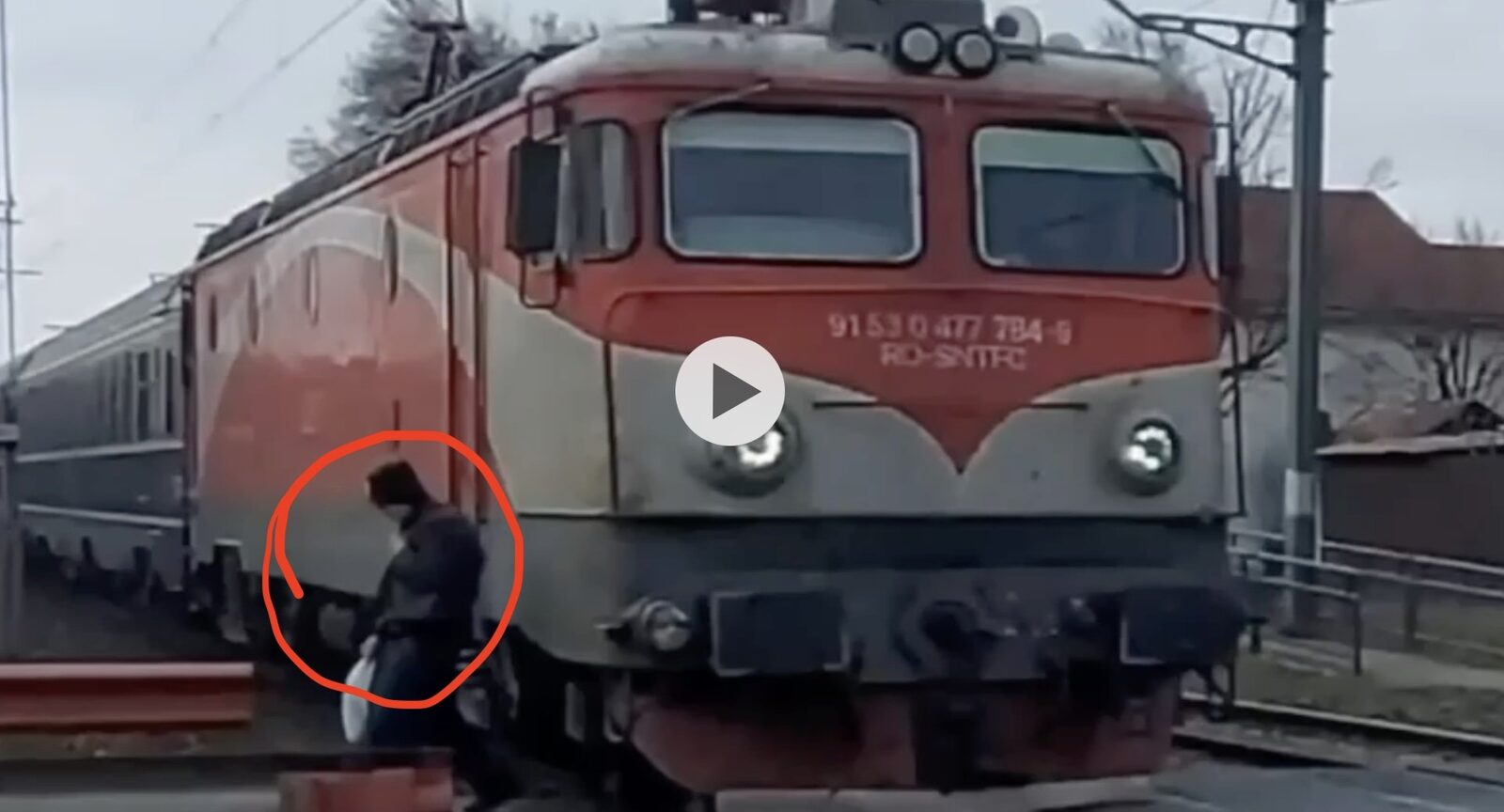 Imagini alarmante din gara Breaza: un șofer și un pieton aproape de tragedie pe calea ferată Un incident grav a fost surprins recent în gara Breaza, unde un șofer a trecut cu mașina printre barierele de cale ferată coborâte, iar un bărbat a traversat șinele la doar câțiva pași de locomotivă