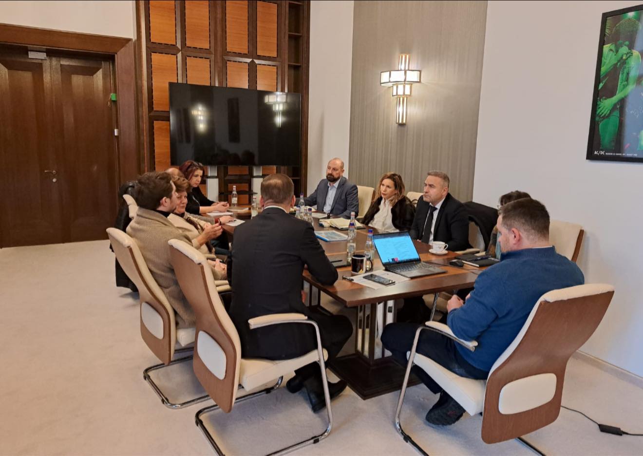 Situație de urgență în sistemul de termoficare din București: încălzirea, la limită de avarie în plină iarnă Bucureștiul se află în fața unui nou hop în asigurarea serviciului de încălzire, deoarece sistemul de termoficare, vital pentru peste un milion de locuitori, funcționează la limita de avarie în această iarnă