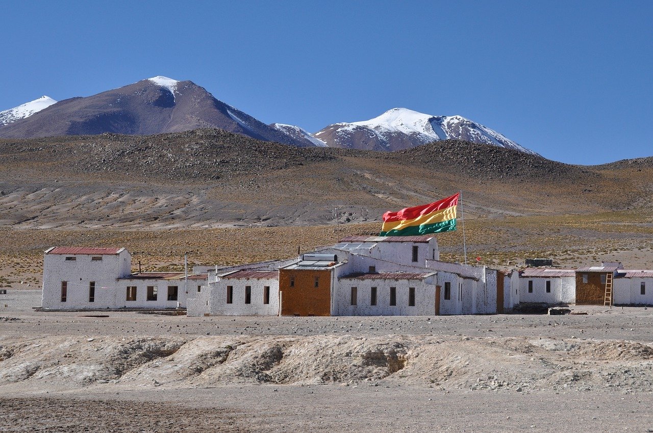 Accident grav în Bolivia: Zece vieți pierdute într-un microbuz condus de un minor de doar 13 ani Un tragic accident rutier a zguduit Bolivia, soldându-se cu moartea a cel puțin unsprezece persoane, între care și mai mulți membri ai unei familii care se întorceau dintr-o călătorie de weekend