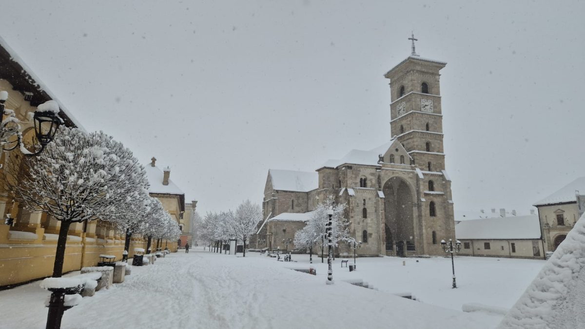 Alba Iulia se acoperă din nou de zăpadă după mai bine de un deceniu, stârnind emoții și nostalgie localnicilor O noapte neașteptată de iarnă a transformat Alba Iulia într-un peisaj de poveste, pentru prima dată în ultimii zece ani