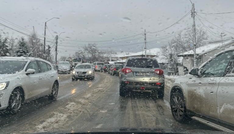 Trafic infernal pe drumul național care leagă Comarnic de Ploiești și Brașov Imagini cu adevărat alarmante surprind prima zi a săptămânii în zona de munte a județului Prahova
