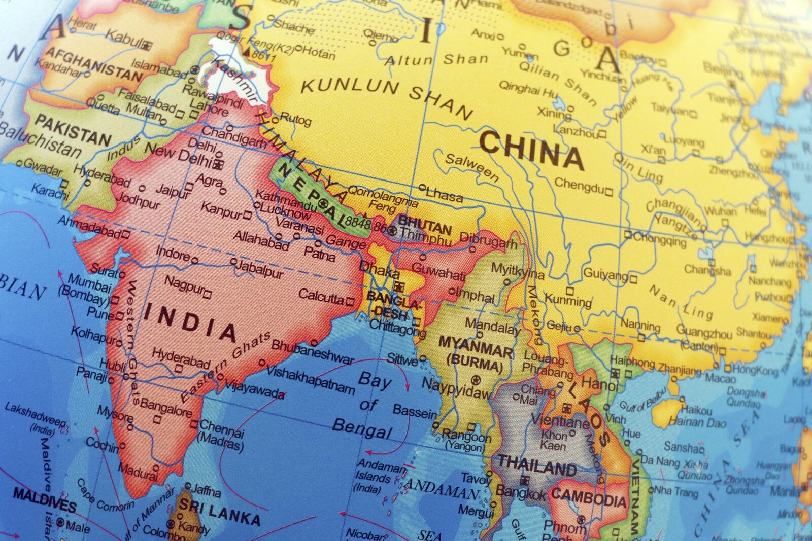 Trei bărbați condamnați la pedeapsa capitală în India pentru viol în grup și crimă în stațiunea Hampi Un tribunal din India a pronunțat recent o sentință extrem de dură într-un caz de viol în grup și crimă care a șocat întreaga națiune