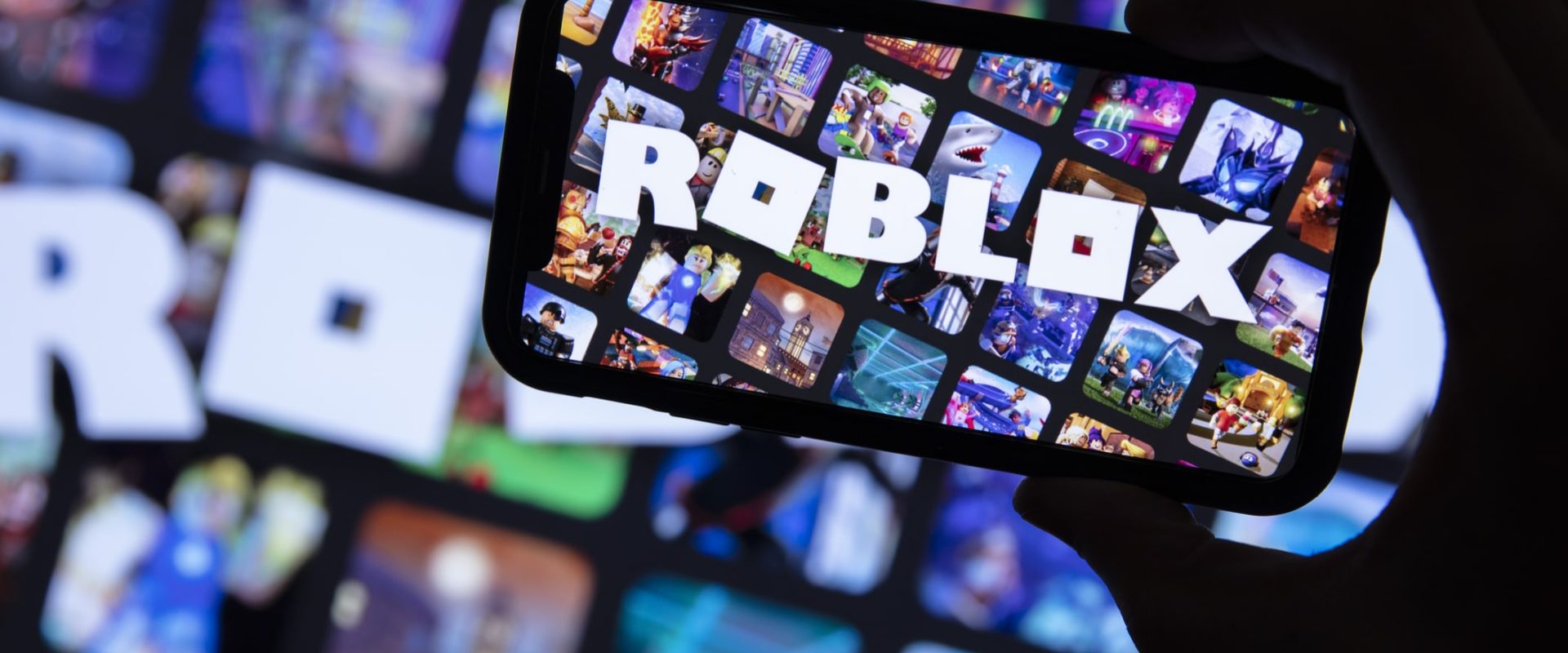 Roblox introduce verificarea obligatorie a vârstei pentru toți utilizatorii de pe glob, o măsură menită să asigure un mediu mai sigur pentru cei mici, în contextul unui val continuu de critici și procese legate de siguranța copiilor pe platforma sa