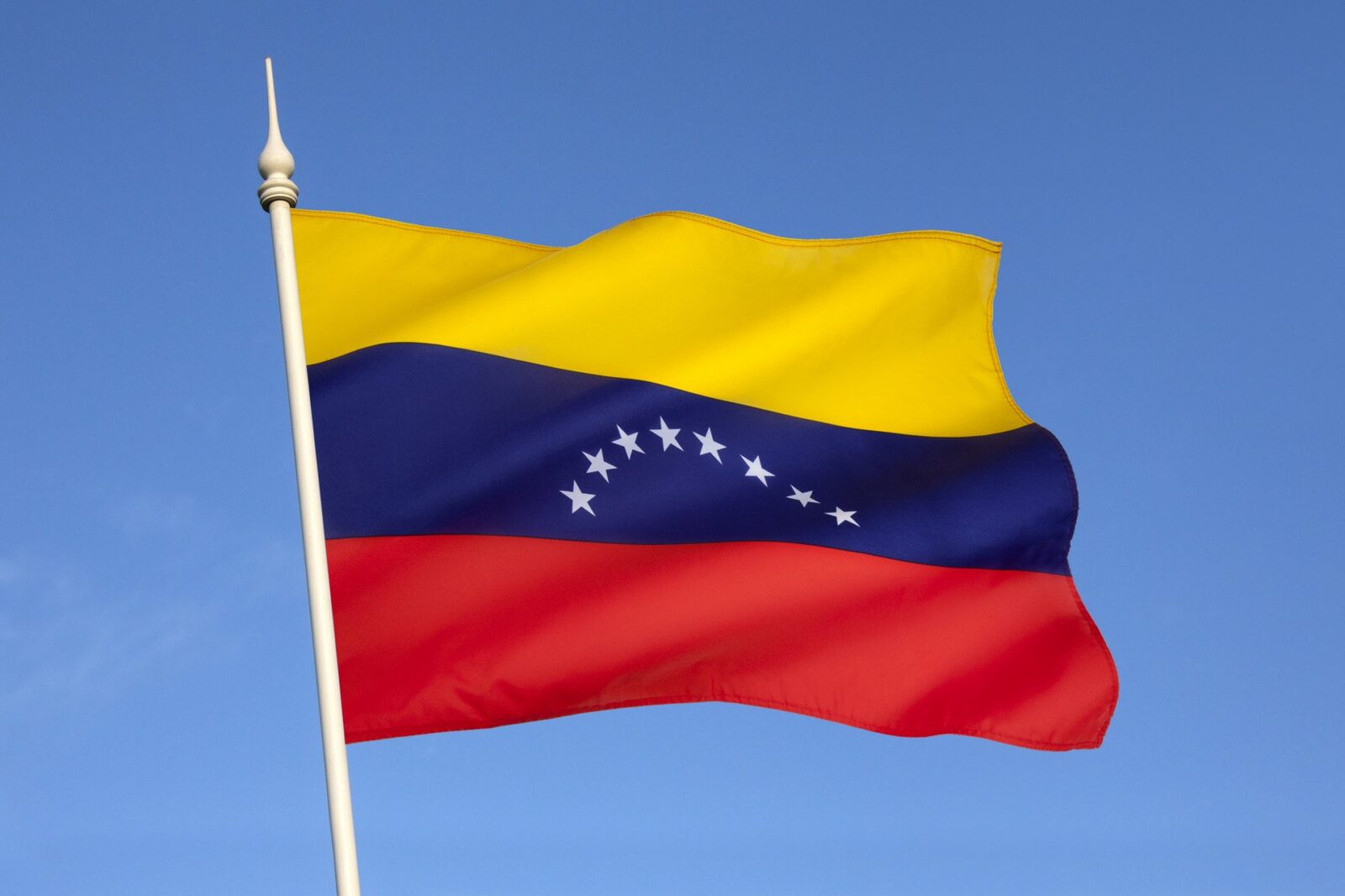 Președintele american Donald Trump a anunțat luni o serie de decizii menite să elaboreze strategia Statelor Unite în criza din Venezuela, pregătind terenul pentru o eventuală intervenție sau influență intensificată în cadrul regimului de la Caracas