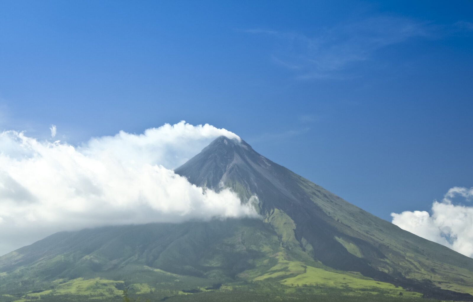 Vulcanul Mayon, în alertă maximă: riscul unei explozii iminente în Filipine Autoritățile din Filipine au luat măsuri drastice în urma creșterii nivelului de alertă pentru celebrul vulcan Mayon, situat în provincia centrală Albay