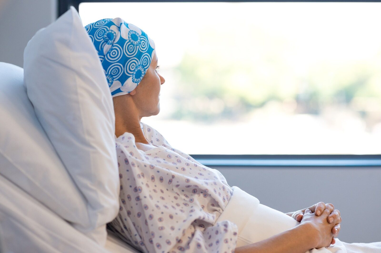Femeile au o șansă mai mare de a supraviețui cancerului, dar riscă mai multe efecte secundare severe ale tratamentului, arată un studiu recent