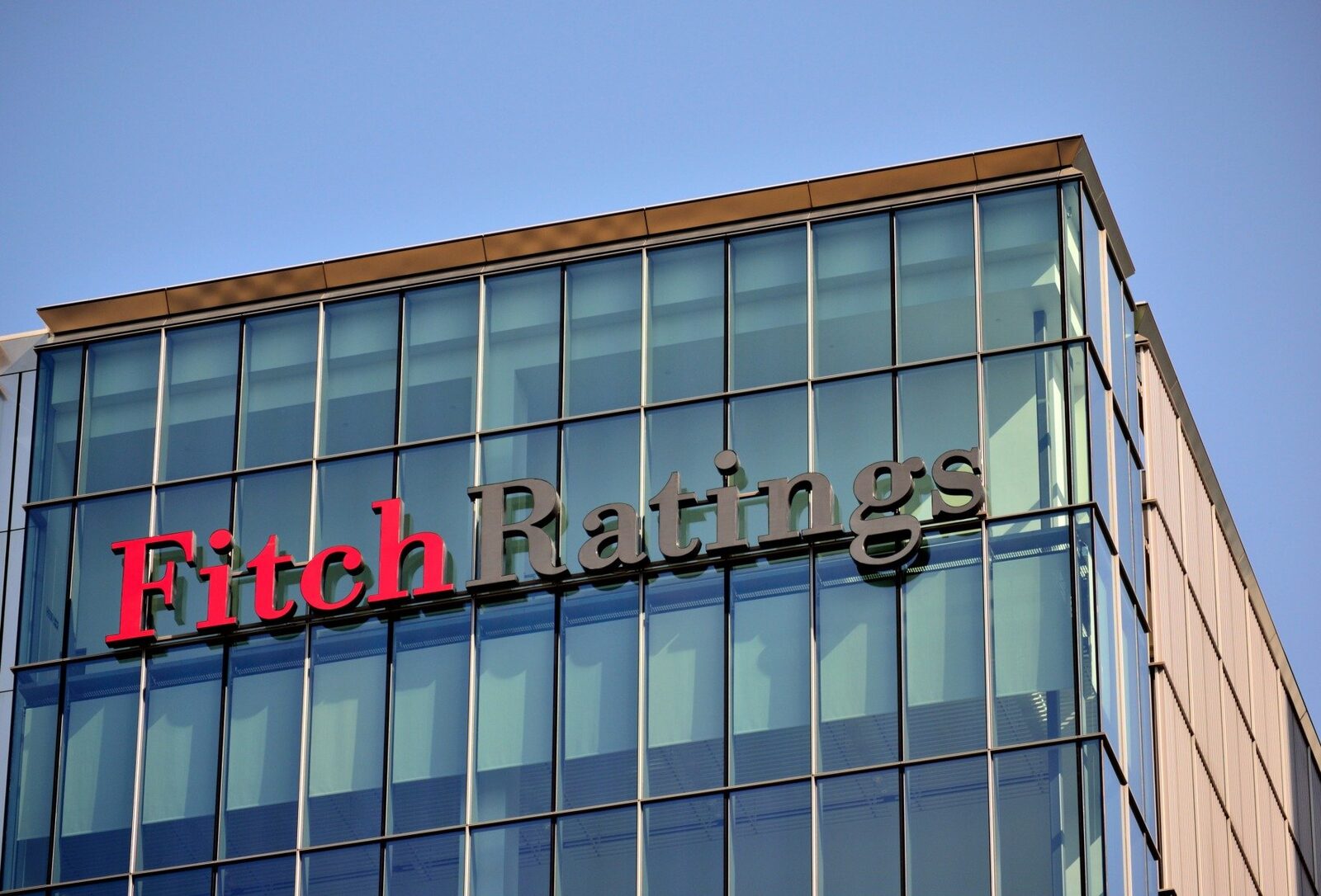 Agenția Fitch avertizează că tensiunile cu privire la Groenlanda pot duce la scăderea ratingurilor statelor est-europene, dacă NATO se divide