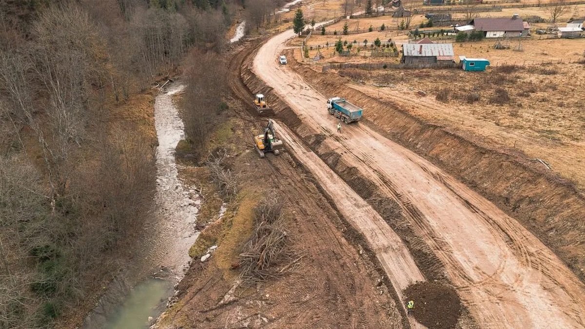 Modernizarea drumului județean DJ 102I, cunoscut popular ca „Drumul din Valea Doftanei”, a suferit o majorare de cost semnificativă, ceea ce ar putea avea implicații asupra proiectului de infrastructură din zona montană a județului Prahova