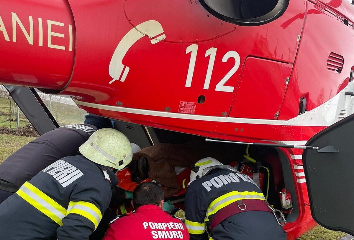 Tragedie în județul Brașov: o fată de 14 ani și alte șase persoane implicate într-un accident mortal Un accident grav a zguduit luni dimineața localitatea Poiana Mărului, situată în județul Brașov, rănind semnificativ familii și comunitatea locală
