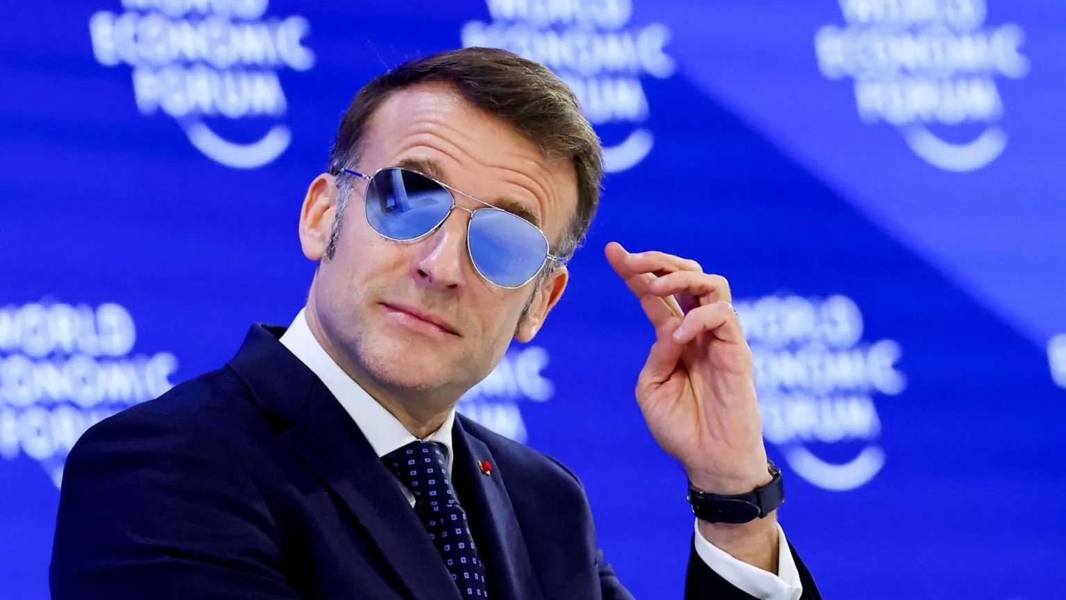 Ochelarii de soare iconici ai lui Emmanuel Macron au provocat o adevărată senzație pe internet, dar și o reacție neașteptată pe piața bursieră