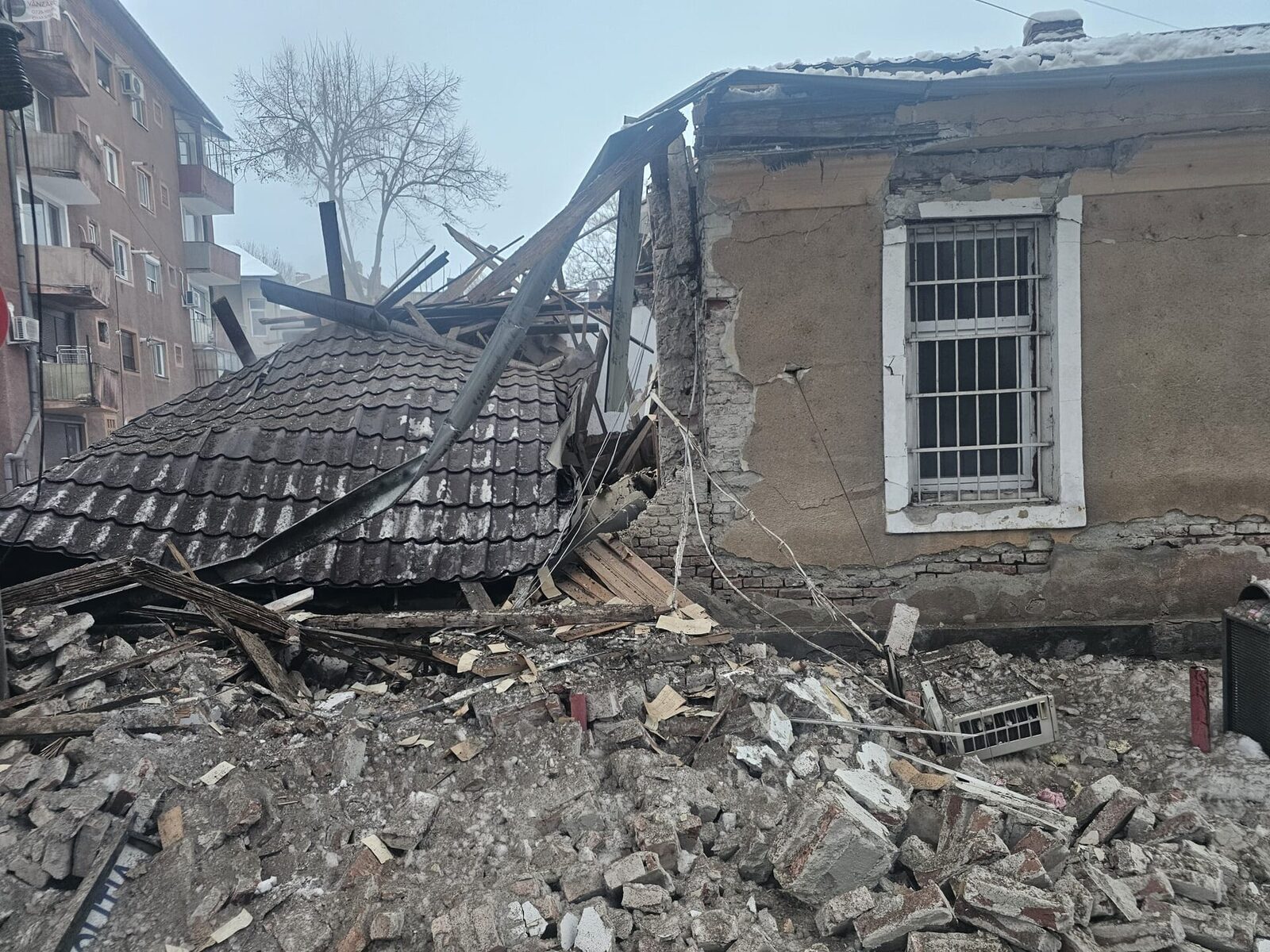 Explozie la sediul Poliției Rutiere din Lugoj, cauzată de o conductă de gaz fisurată Timișoara, 20 ianuarie 2023 – Un incident grav a zguduit miercuri sediul Poliției Rutiere din Lugoj, județul Timiș, provocând rănirea a trei angajați și generând un val de îngrijorare în rândul comunității locale