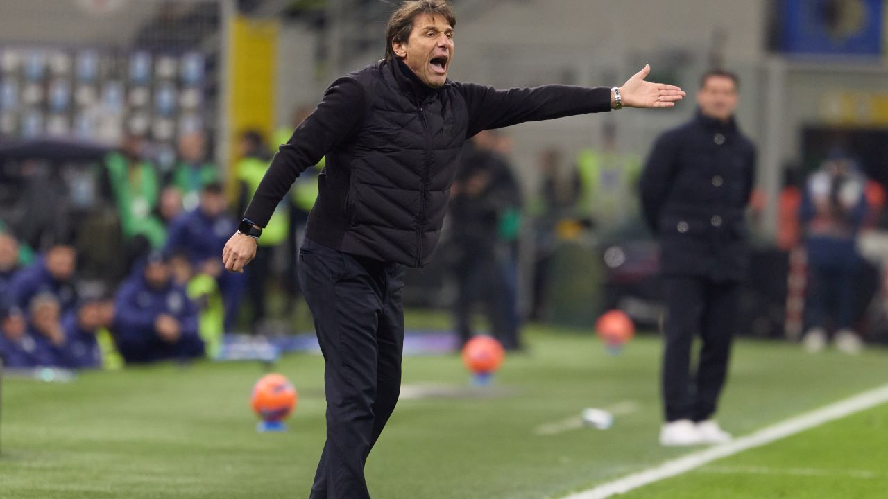 Cartonaș Roșu pentru Conte în Meciul Inter – Napoli Antonio Conte, antrenorul echipei Inter Milano, a fost eliminat din meciul controversat împotriva lui Napoli, primind un cartonaș roșu direct pentru protestele sale vehemente la deciziile arbitrului, eveniment care a stârnit o mare agitație în rândul fanilor și experților din fotbalul italian