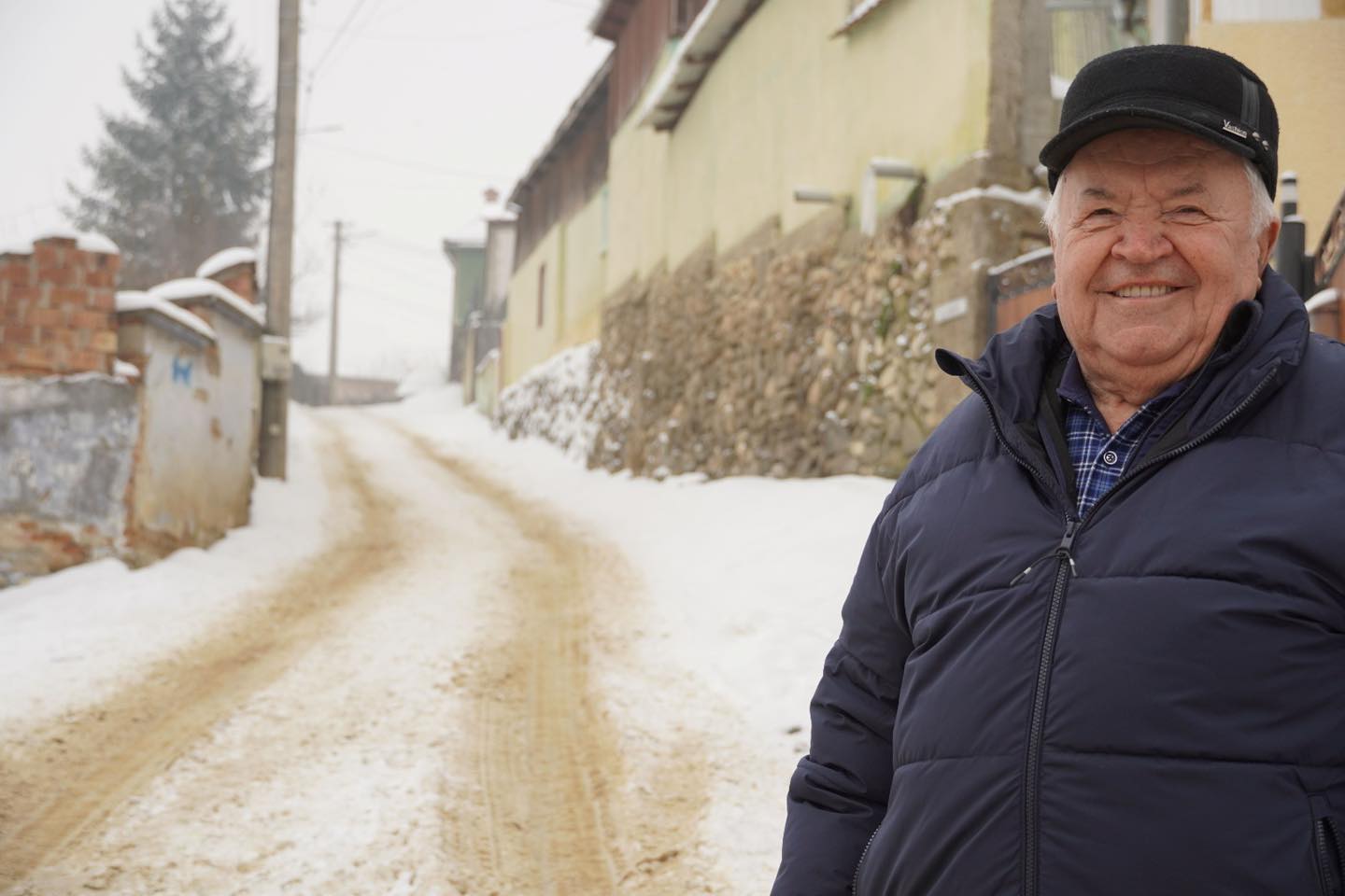 Gura Râului, locația care a inspirat poeziile lui George Coșbuc și o veritabilă simfonie a iernii Trecând prin peisajele idilice ale satului Gura Râului, nu poți să nu îți imaginezi instantaneu versoarele pline de farmec ale poeziei „Iarna pe Uliță” de George Coșbuc