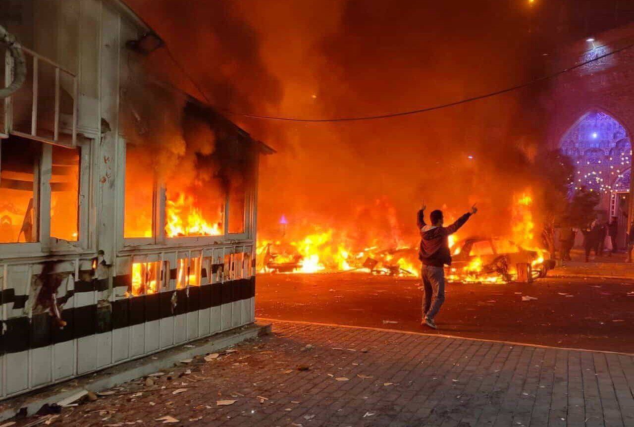 Iranul în amestecul protestelor: noi demonstrații la Teheran în ciuda brutalității reprimării Sâmbătă seara, capitala Iranului a fost scena unor noi manifestații ce aduc în prim-plan o cetățenie tot mai nemulțumită