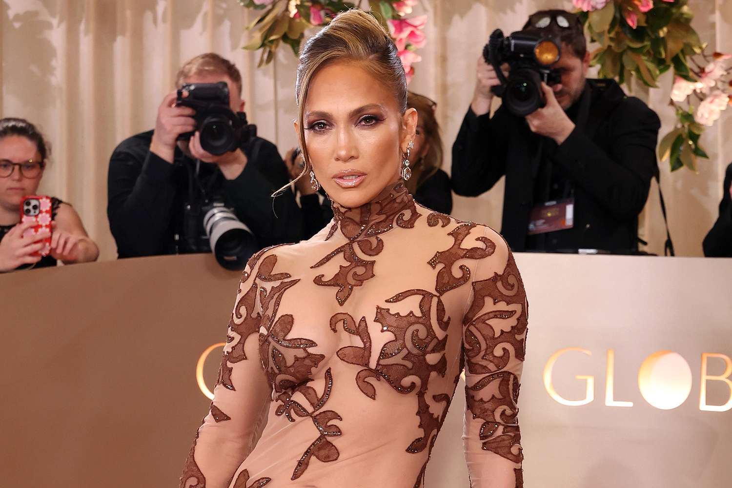 Jennifer Lopez își etalează abdomenul tonifiat la Globurile de Aur 2026