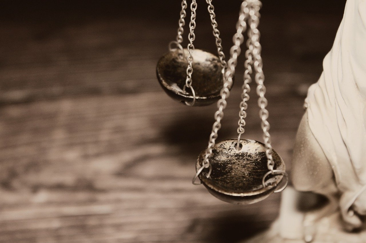 Decizie judecătorească judecă cazul minorului acuzat de omor în Timiș O darkă întorsătură în cazul unui adolescent de numai 13 ani din Cenei, județul Timiș, a fost stabilită în urma unei hotărâri judecătorești adoptate joi