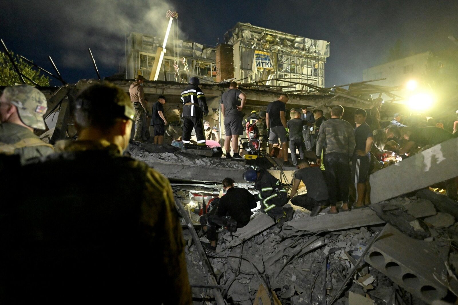 Tensiuni crescânde în Ucraina: peste 2.000 de alerte cu bombă într-o singură zi Situație deosebit de tensionată în Ucraina, unde autoritățile locale au fost nevoite să răspundă unui val masiv de amenințări cu bombă care a bulversat întreaga țară