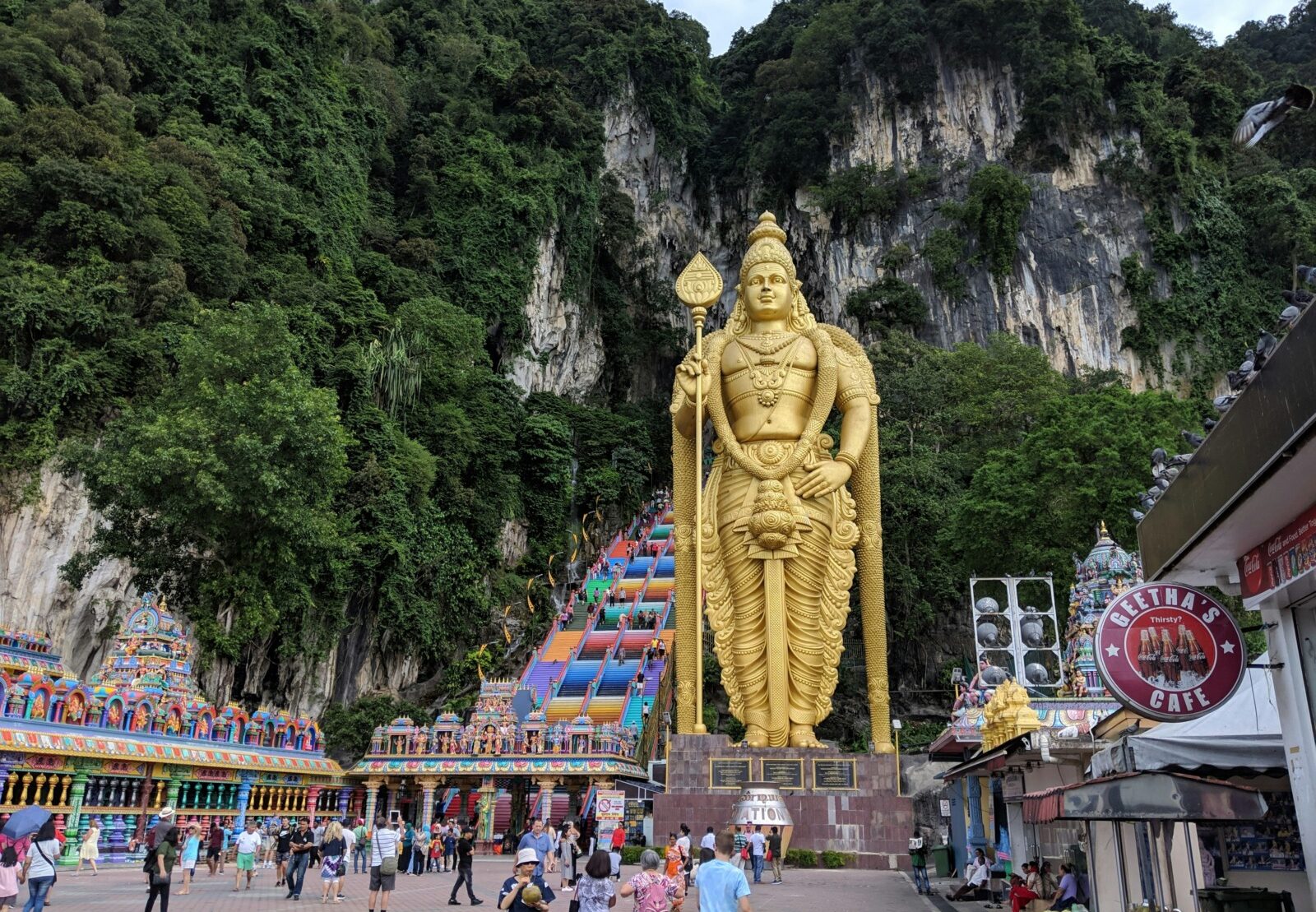 Guvernul din Malaysia și autoritățile din Indonezia au decis să interzică temporar utilizarea chatbot-ului Grok, dezvoltat de Elon Musk, în urma scandalului generat de apariția unor imagini cu conținut sexual realizate cu ajutorul inteligenței artificiale