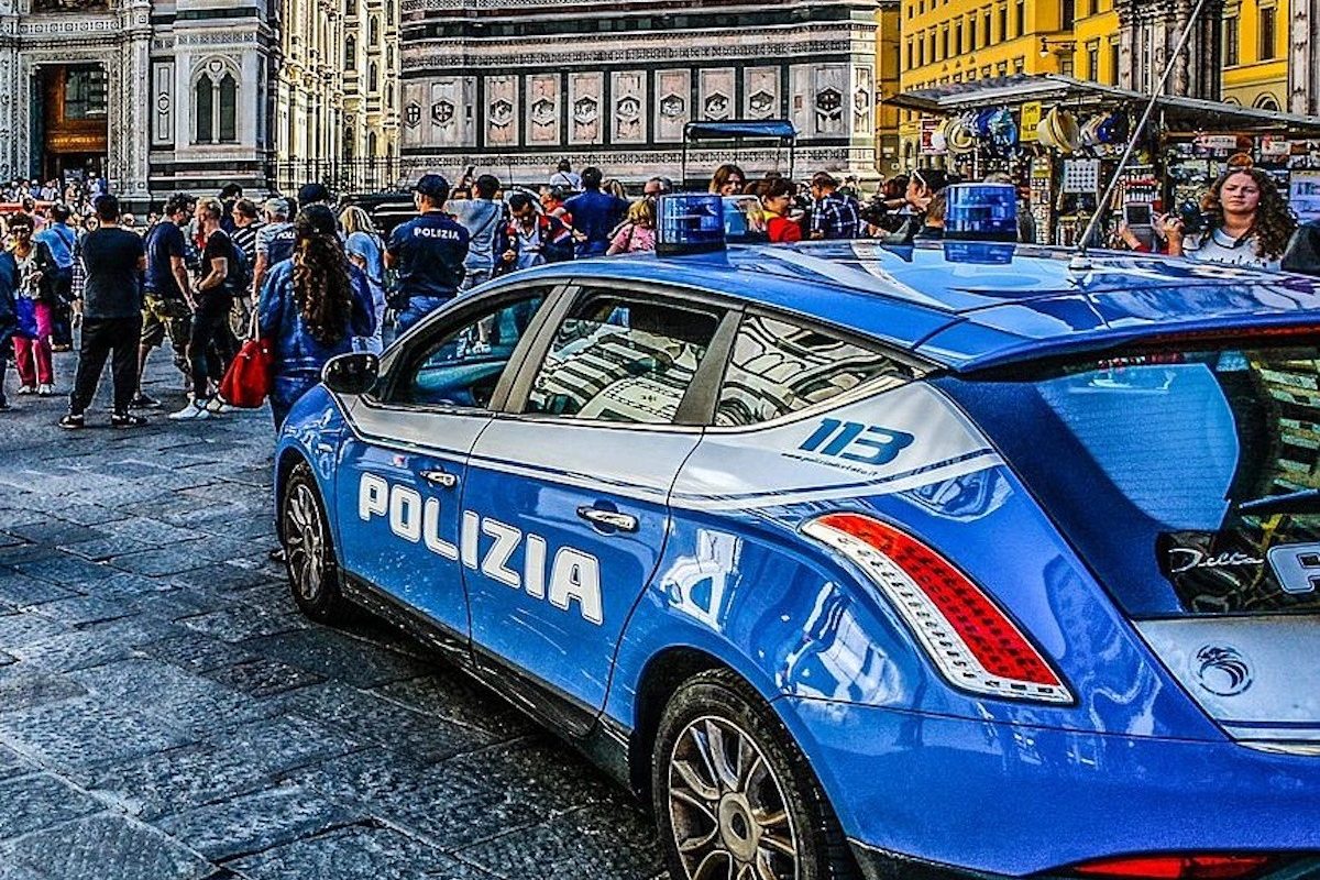 Doi români, de 23 și 32 de ani, au fost arestați în centrul Milano, după ce au comis un jaf armat și au încercat să fuga de autorități în mod din ce în ce mai riscant, într-un incident care a ținut capul de afiș al presei locale în ultimele zile